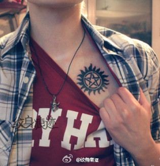 一幅男士胸部图腾五芒星太阳纹身图片