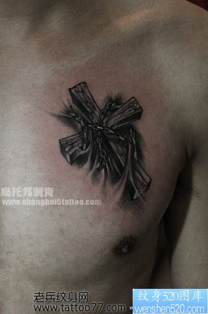 胸部经典潮流的十字架纹身图片