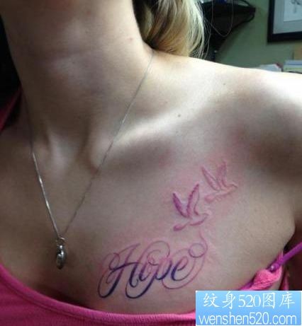 女孩子胸部精美潮流的彩色字母与小鸟纹身图片