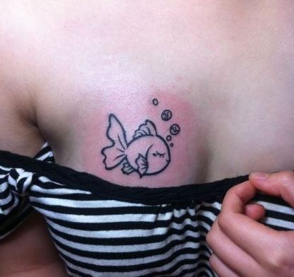 美女胸部可爱的图腾小鱼纹身图片