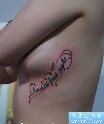 女孩子胸部潮流精美的花体英文字母纹身图片