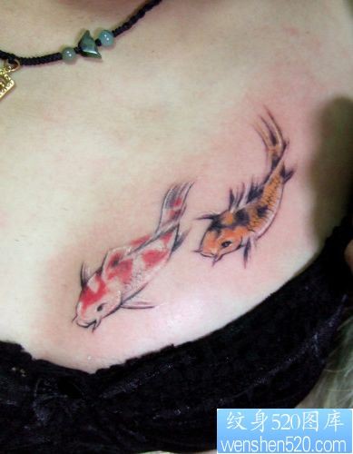 女孩子胸部小鲤鱼纹身图片