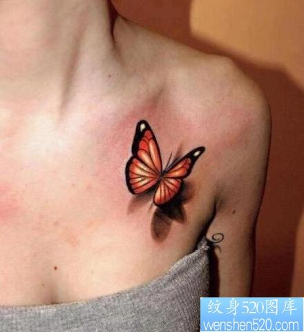 女人胸部精美的彩色蝴蝶纹身图片