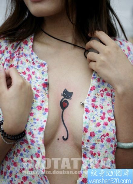 女孩子胸部流行的图腾猫咪纹身图片