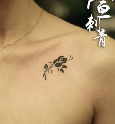 女孩子胸部小巧的图腾玫瑰花纹身图片