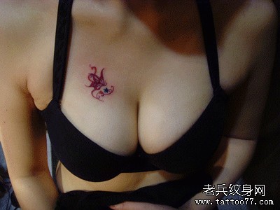 美女胸部蝴蝶与五角星纹身图片