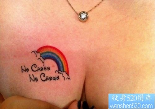 美女胸部彩色小彩虹纹身图片