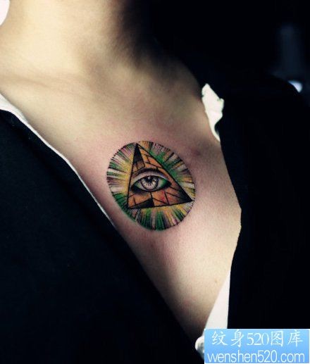 女孩子胸部一幅上帝之眼纹身图片