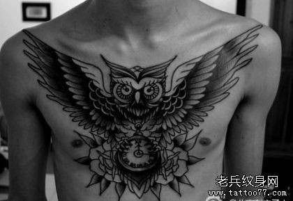 胸部一幅超酷的猫头鹰纹身图片