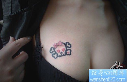 女人胸部一幅可爱的图腾骷髅纹身图片