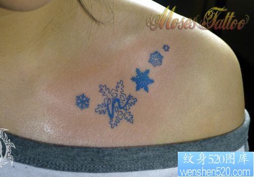 女人胸部一幅彩色雪花纹身图片