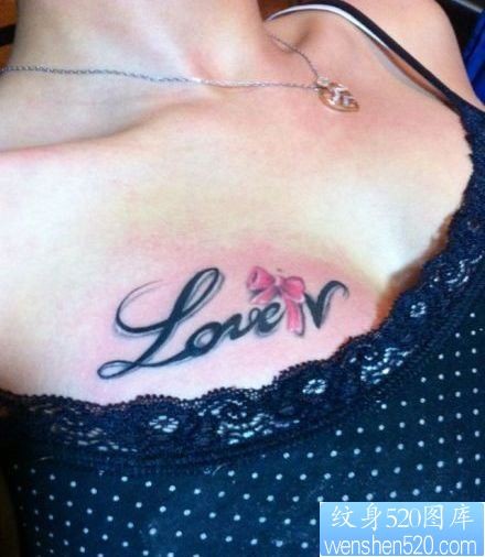 女孩子胸部一幅英文字母与蝴蝶结纹身图片