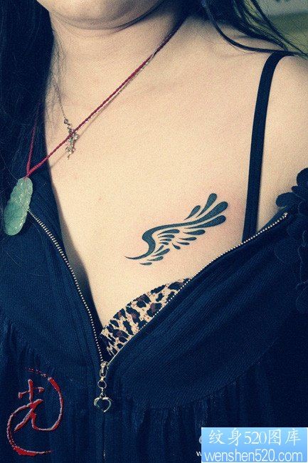 美女胸部流行潮流的图腾翅膀纹身图片