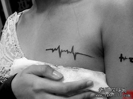 女人胸部简单潮流的心电图纹身图片