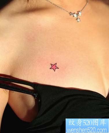 女人胸部简单好看的五角星纹身图片