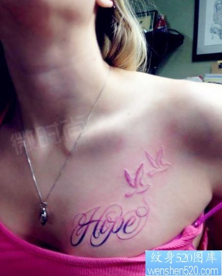 女孩子胸部彩色字母与小鸟纹身图片