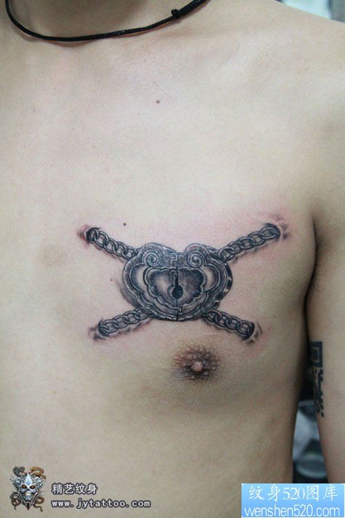 男生胸部一幅锁纹身图片