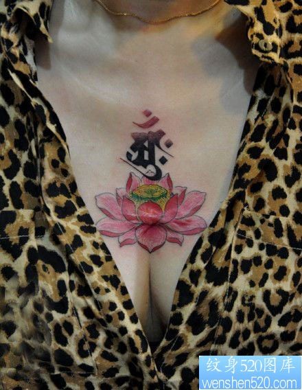 美女胸前一幅彩色莲花纹身图片