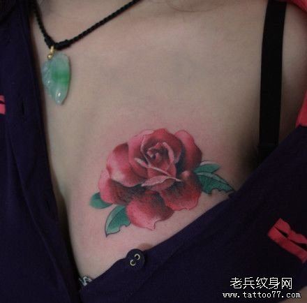 女人胸部彩色玫瑰花纹身图片