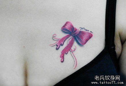 美女胸部精美流行的蝴蝶结纹身图片