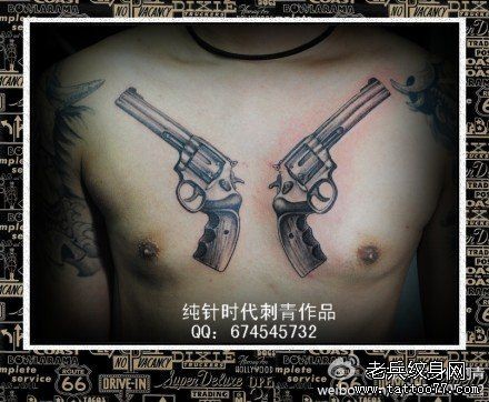 男生前胸经典的手枪纹身图片