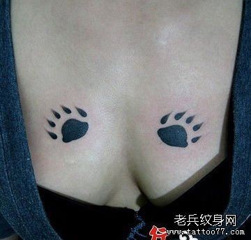 女人胸部另类的图腾爪子纹身图片