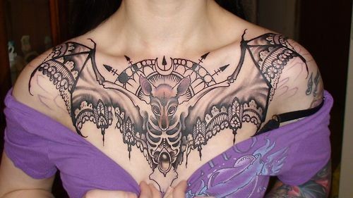 女孩子胸部好看的蝙蝠纹身图片