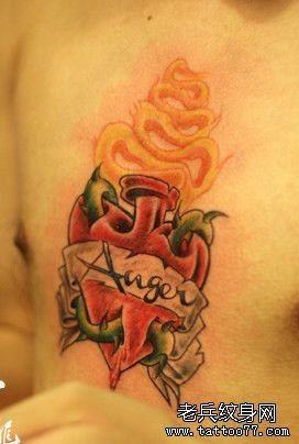 男人胸部一幅彩色爱心与火焰纹身图片