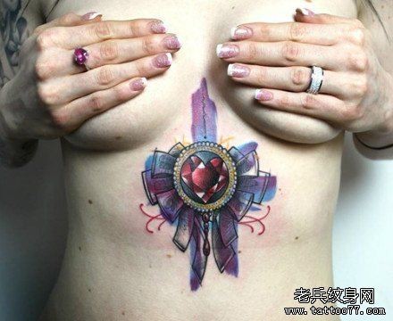 美女胸部潮流漂亮的彩色宝石纹身图片