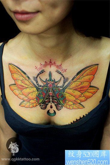 女人胸前好看的昆虫纹身图片