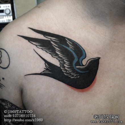 胸前潮流流行的燕子纹身图片