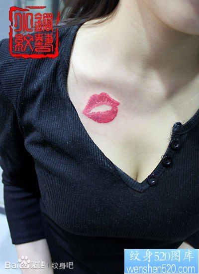 美女胸部流行好看的彩色唇印纹身图片