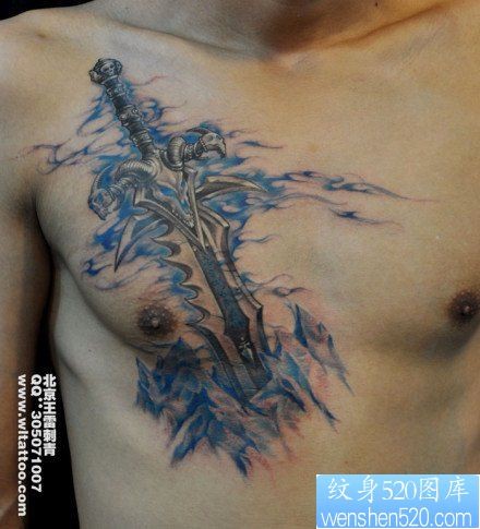 男生胸部一幅宝剑纹身图片