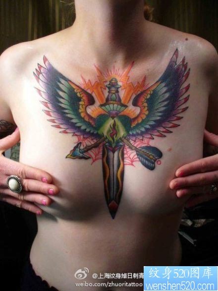 潮流经典的女人胸部匕首翅膀纹身图片