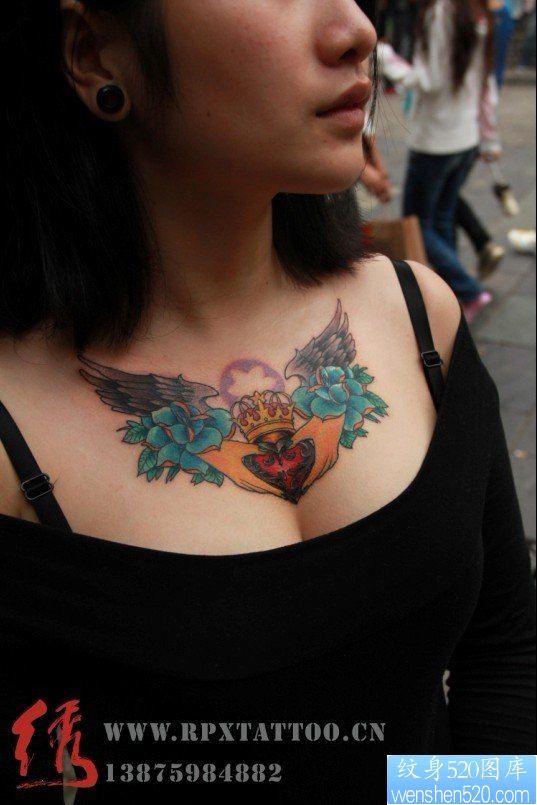 女人胸前好看的爱心皇冠翅膀纹身图片