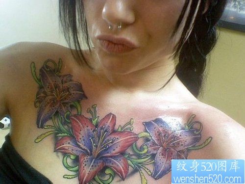 女人前胸潮流漂亮的百合花纹身图片