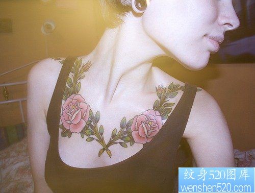 女人胸部潮流流行的玫瑰花纹身图片