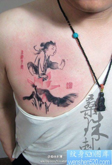 男生前胸经典的水墨莲花与童子纹身图片