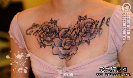 女人胸前时尚精美的玫瑰花纹身图片