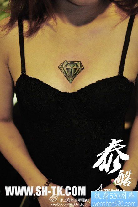 女人前胸经典时尚的小钻石纹身图片