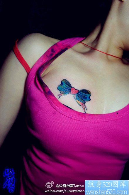 美女胸前小巧潮流的蝴蝶结纹身图片
