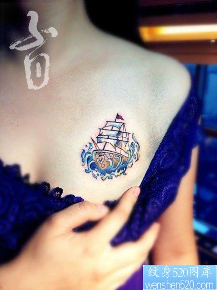 女人胸部一幅小帆船纹身图片