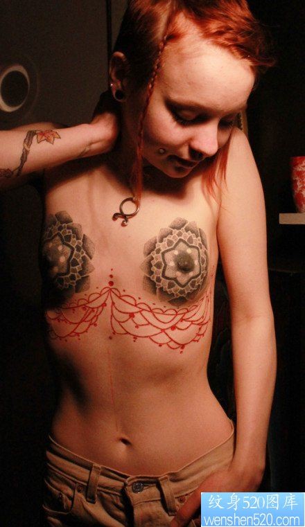 美女胸部时尚的胸部点刺图腾纹身图片