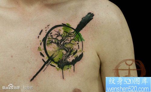 男人胸前经典潮流的小树纹身图片
