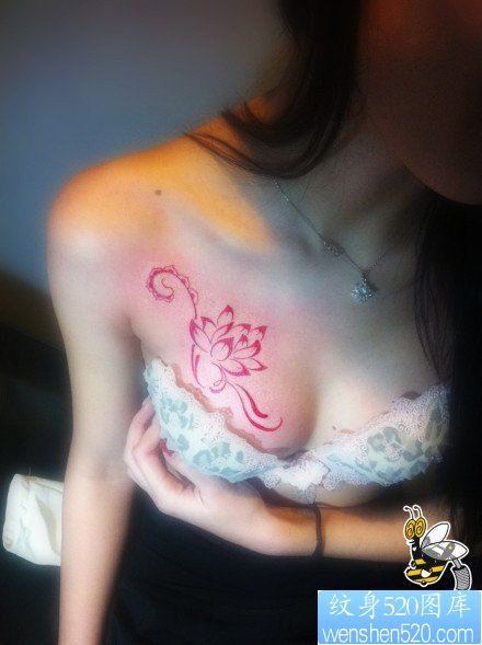 诱人的美女胸部精美的彩色图腾莲花纹身图片