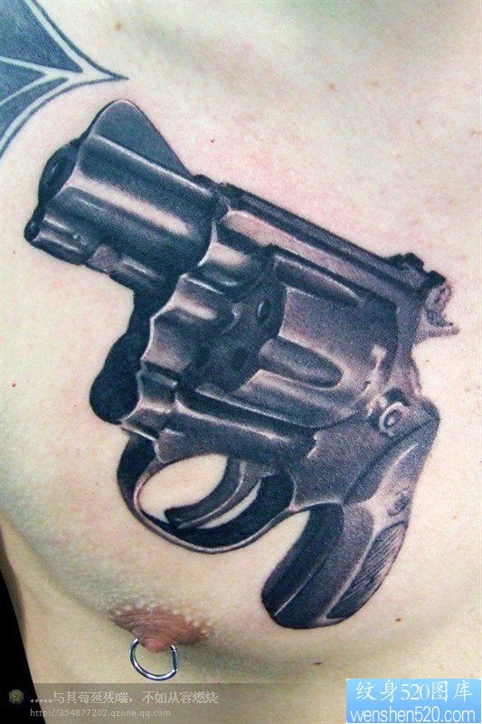 一幅霸气胸部手枪纹身图片介绍给大家