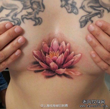 女人胸前唯美漂亮的彩色莲花纹身图片
