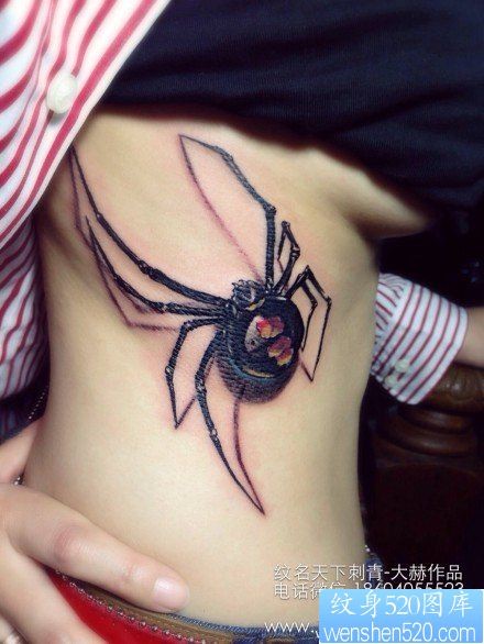 美女胸部一幅很帅潮流的蜘蛛纹身图片