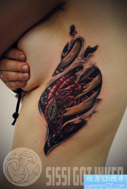 女人侧胸一幅另类很酷的心脏纹身图片