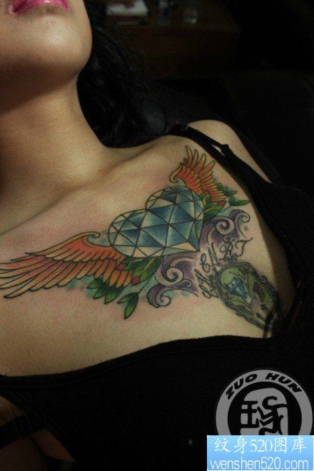 女人胸前精美的爱心钻石翅膀纹身图片